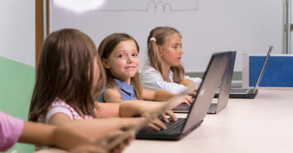 Écrans à l’école : outil pédagogique ou facteur de décrochage ? Ce que disent les études