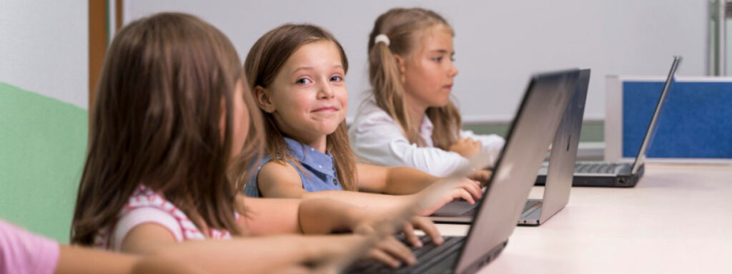 Écrans à l’école : outil pédagogique ou facteur de décrochage ? Ce que disent les études