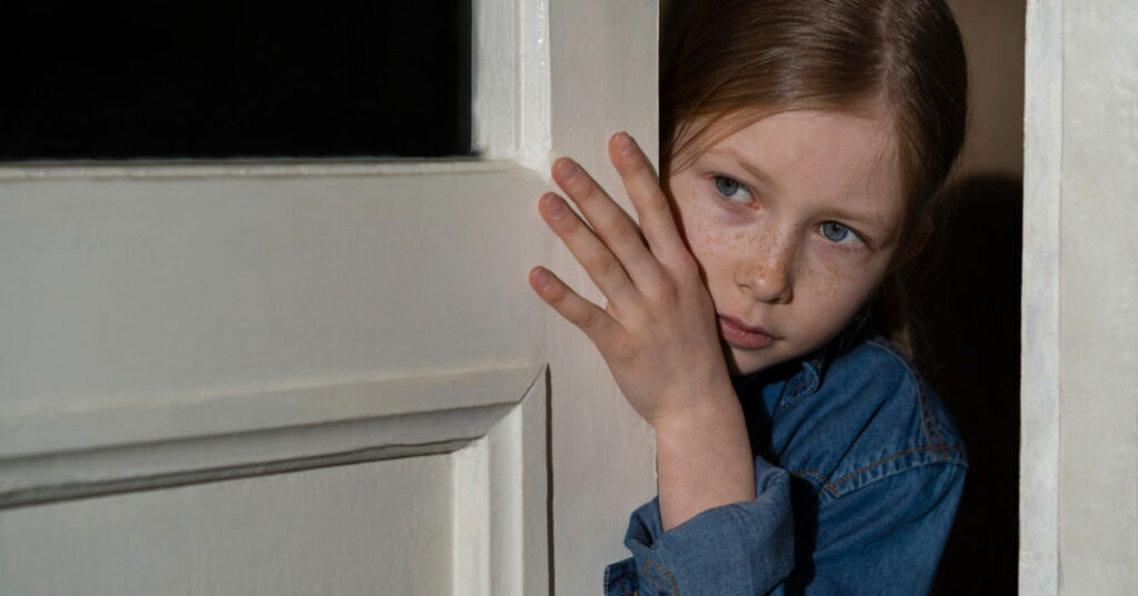Mon enfant a peur de tout : anxiété normale ou trouble anxieux ?