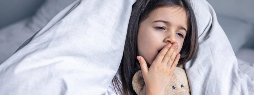 Mon enfant ne dort pas : causes et solutions concrètes pour les parents