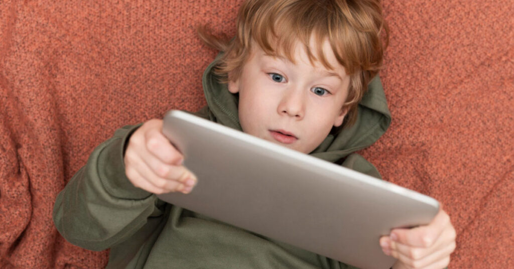 Mon enfant passe trop de temps sur les écrans : à partir de quand faut-il vraiment s’inquiéter ?