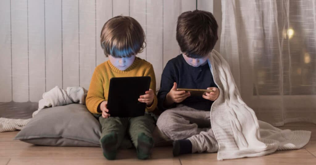 Écrans et développement du jeune enfant (0-6 ans) : les effets concrets sur le langage et les interactions sociales