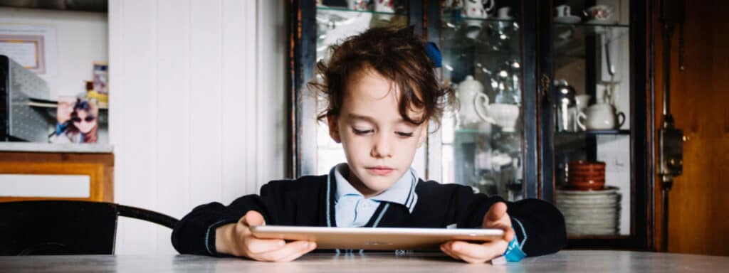Mon enfant est accro aux écrans : stratégies concrètes pour s'en sortir