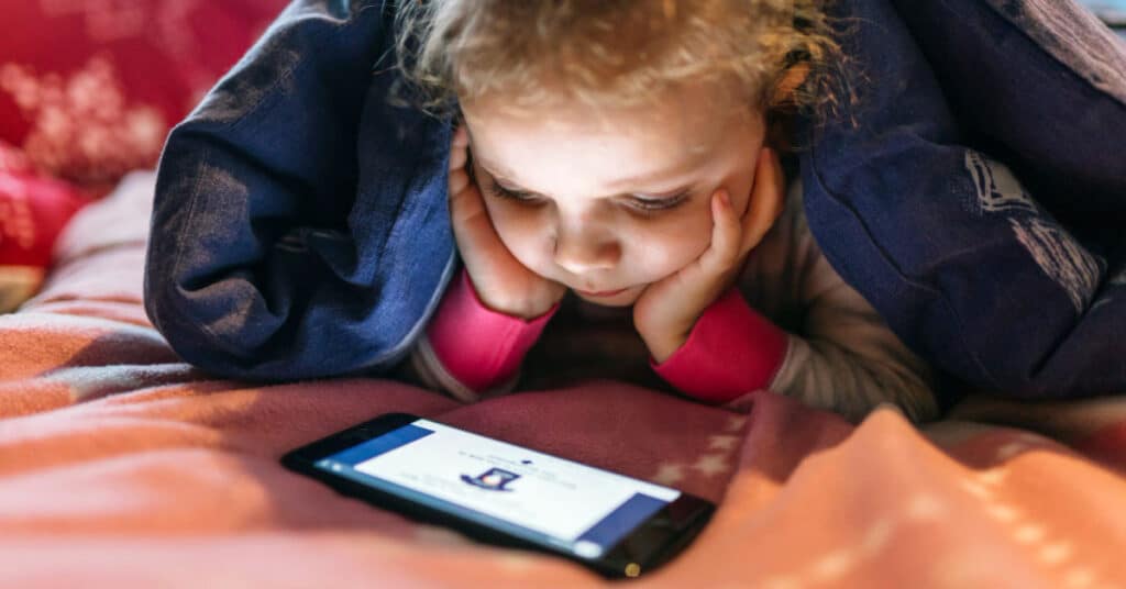 Poser des limites aux écrans sans conflits : guide pratique pour parents dépassés