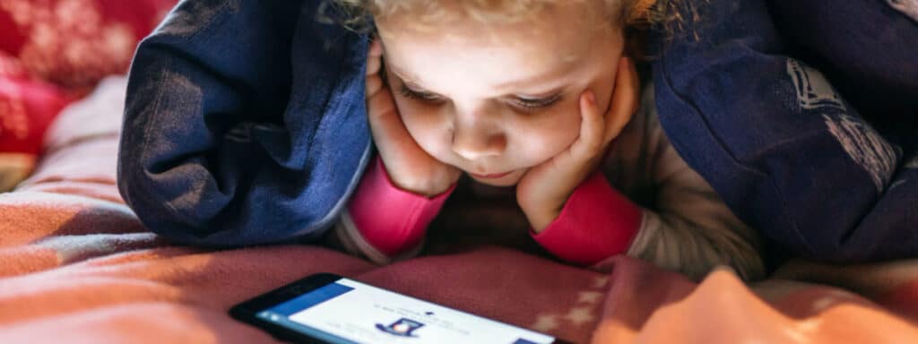 Poser des limites aux écrans sans conflits : guide pratique pour parents dépassés