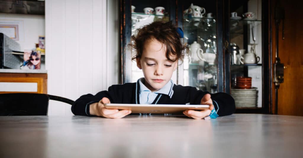 Mon enfant est accro aux écrans : stratégies concrètes pour s’en sortir